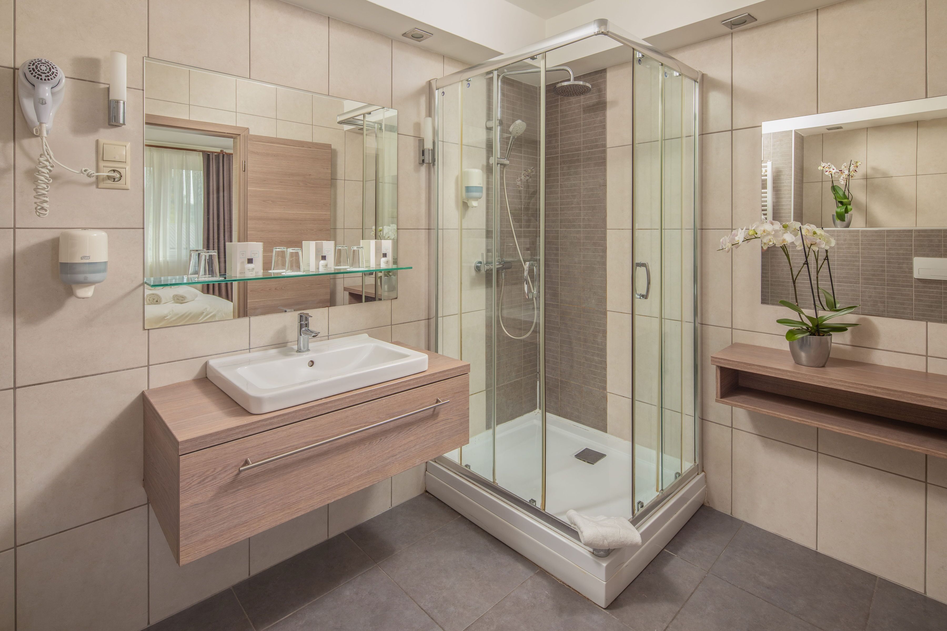 Suite superior, 1 habitación | Baño | Ducha, artículos de higiene personal gratuitos y secador de pelo