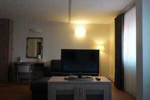 Superior-sviitti | Egyptinpuuvillaiset lakanat, ylelliset vuodevaatteet, minibaari