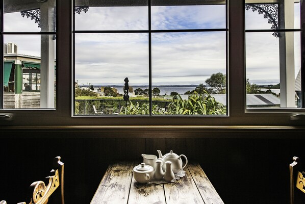 Suite Exécutive, cuisine (Studio with views for 2!) | Vue de la chambre