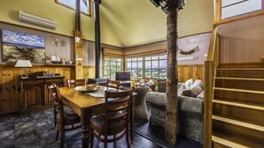 Cottage có thiết kế đặc trưng, 2 phòng ngủ, lò sưởi, quang cảnh biển (The Pines Seaview Cottage) | Khu phòng khách