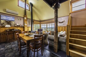 Signature-mökki, 2 makuuhuonetta, takka, merinäköala (The Pines Seaview Cottage) | Oleskelualue