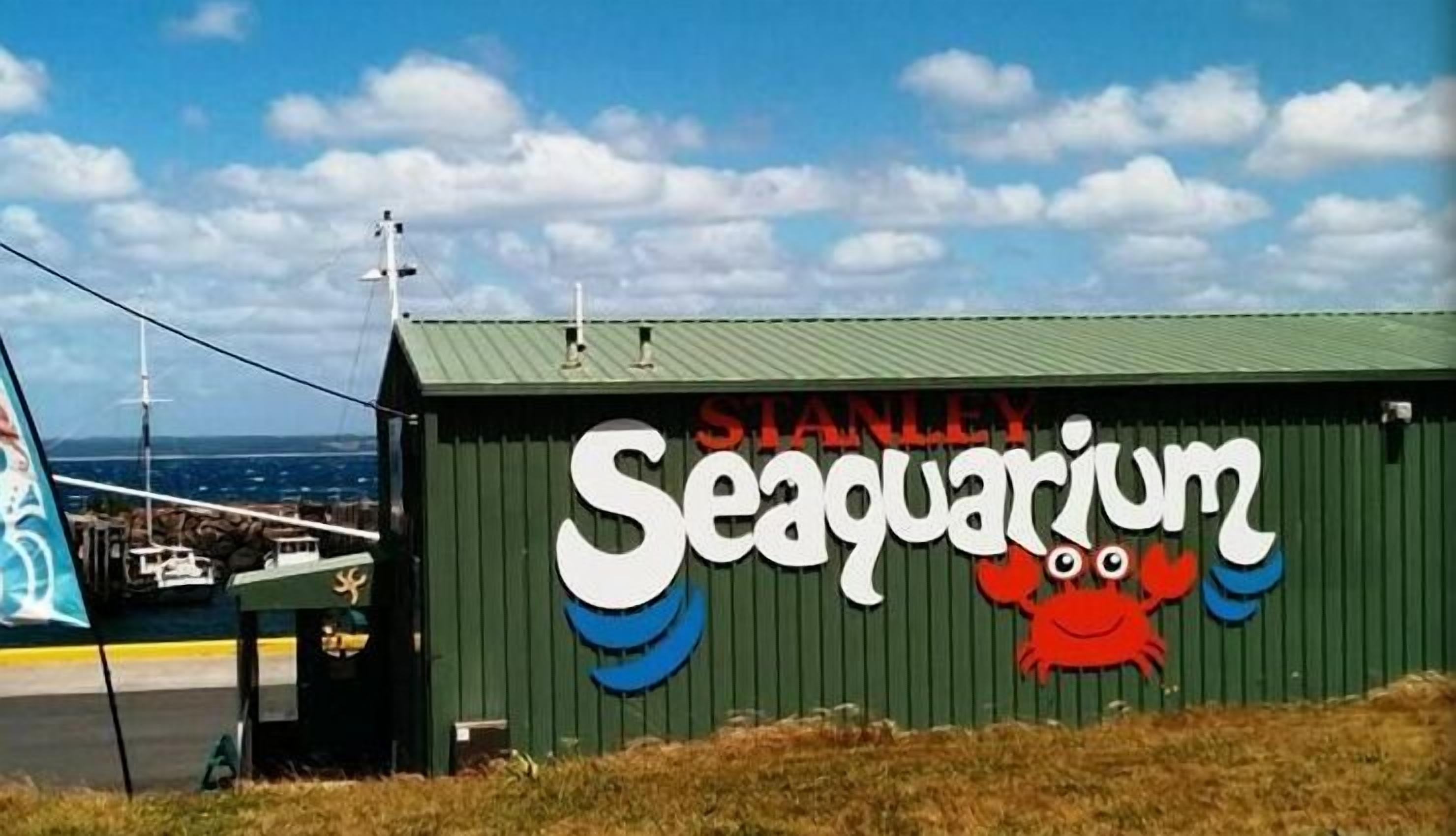 Un bâtiment sur lequel on peut lire l’inscription « Seaquarium » et qui est orné d’une représentation graphique d’un crabe.