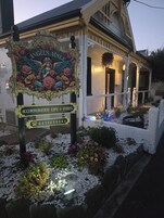 Fachada de la propiedad por la tarde o noche