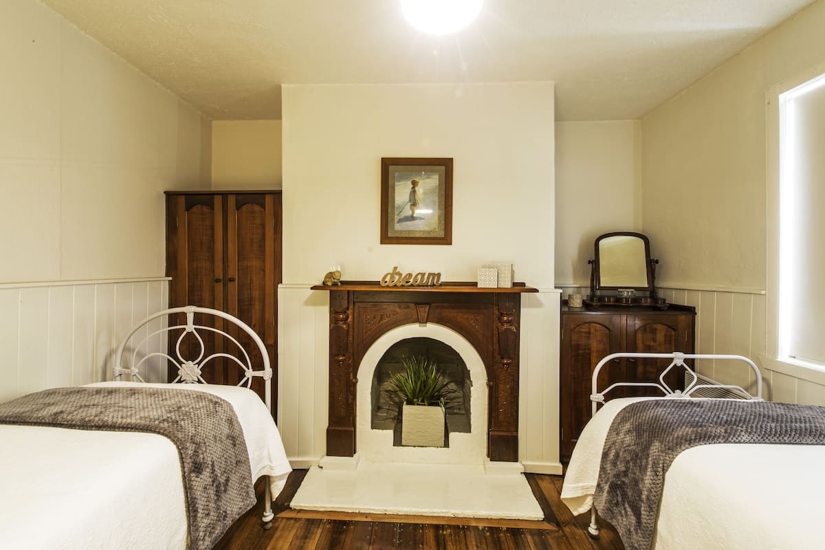 Decoración personalizada, muebles diferentes y cortinas blackout