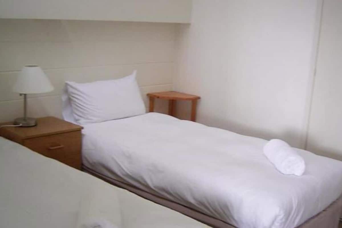 3 bedroom self contained 7 nights | Iron/ironing board, bed sheets
