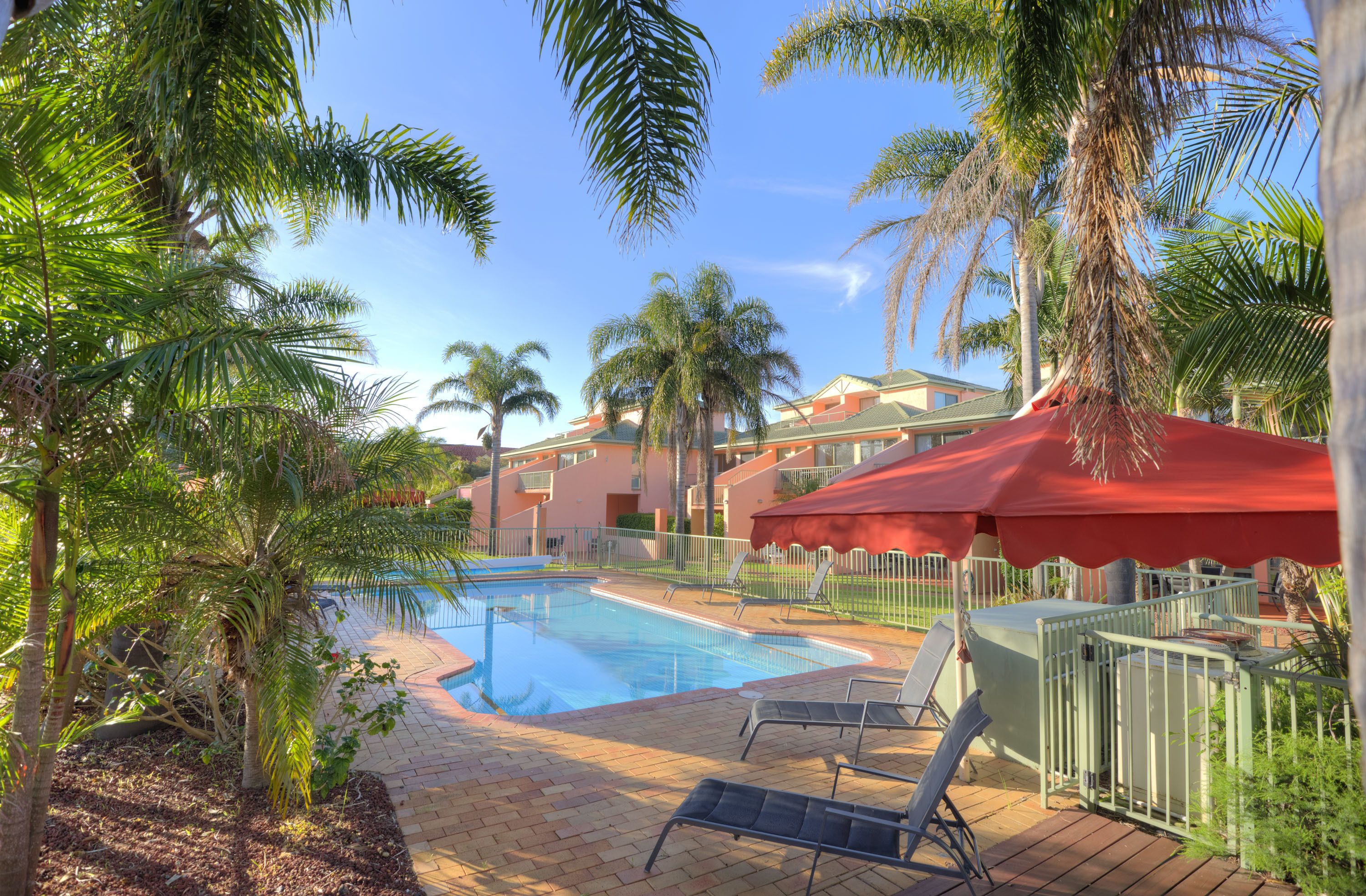 Kolam renang outdoor musiman