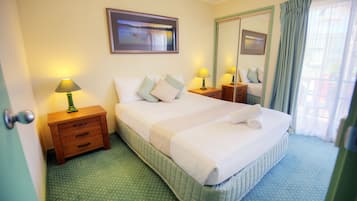 Iron/ironing board, bed sheets