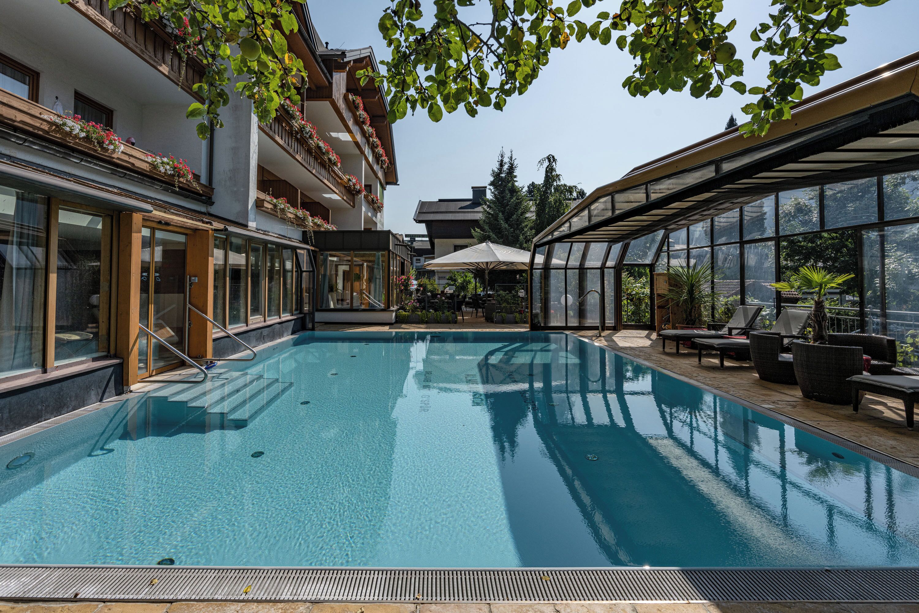 Piscina externa, funciona das 7h às 19h30, guarda-sóis, espreguiçadeiras