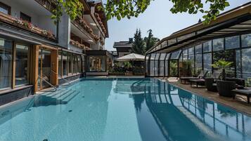 Piscina externa, funciona das 7h às 19h30, guarda-sóis, espreguiçadeiras