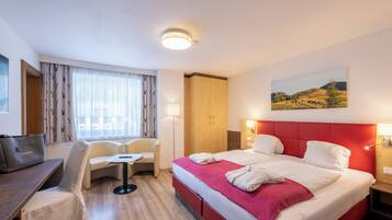 Camera doppia, vista montagna | Biancheria da letto ipoallergenica, una cassaforte in camera