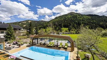 Piscine extérieure, parasols de plage, chaises longues