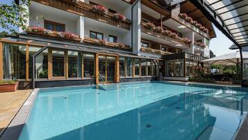 Piscina all'aperto, ombrelloni da piscina, lettini