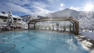 Piscina all'aperto, ombrelloni da piscina, lettini