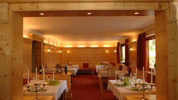 Sarapan, makan malam dihidangkan; masakan antarabangsa, kolam renang