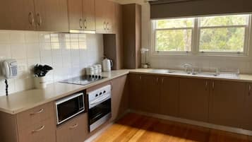 Fridge, coffee/tea maker