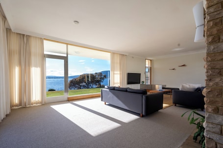 Ropa de cama . Riverfront Motel & Restaurant