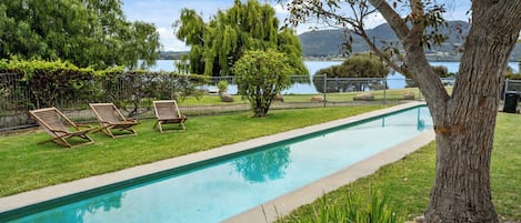 Utendørsbasseng og solsenger