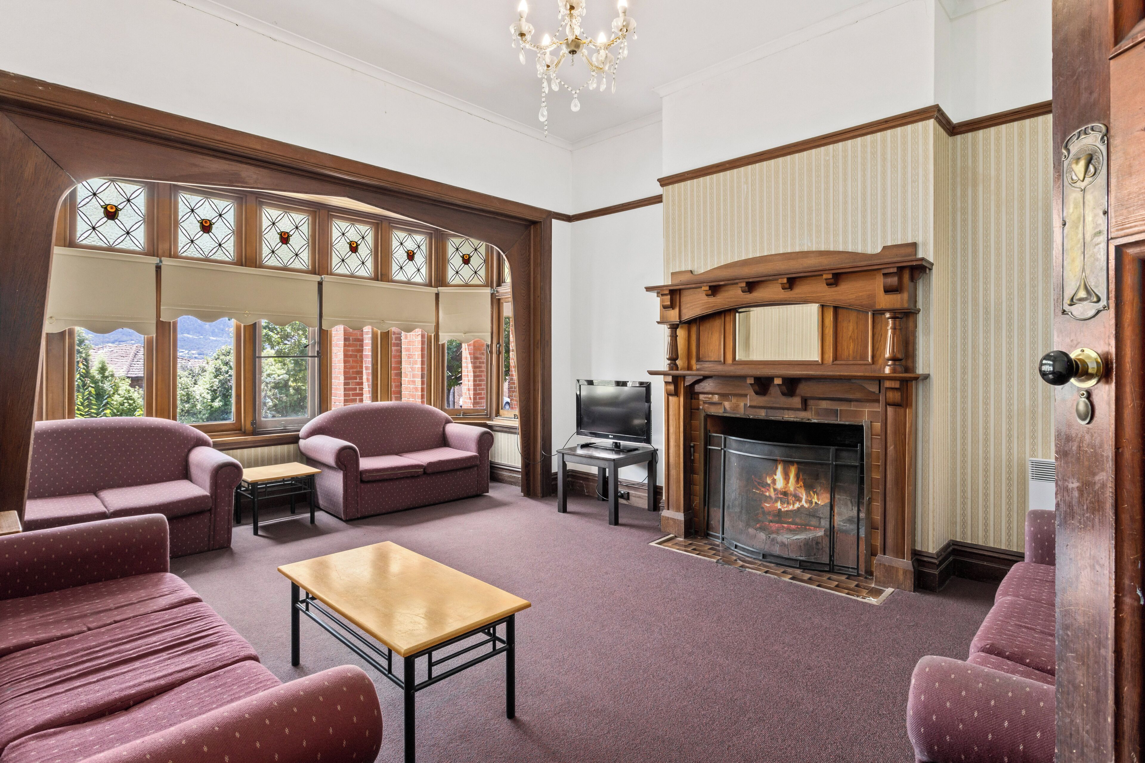 House, 5 Bedrooms (Two Storey) | Living area