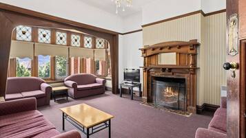 House, 5 Bedrooms (Two Storey) | Living area