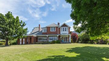 House, 5 Bedrooms (Two Storey)