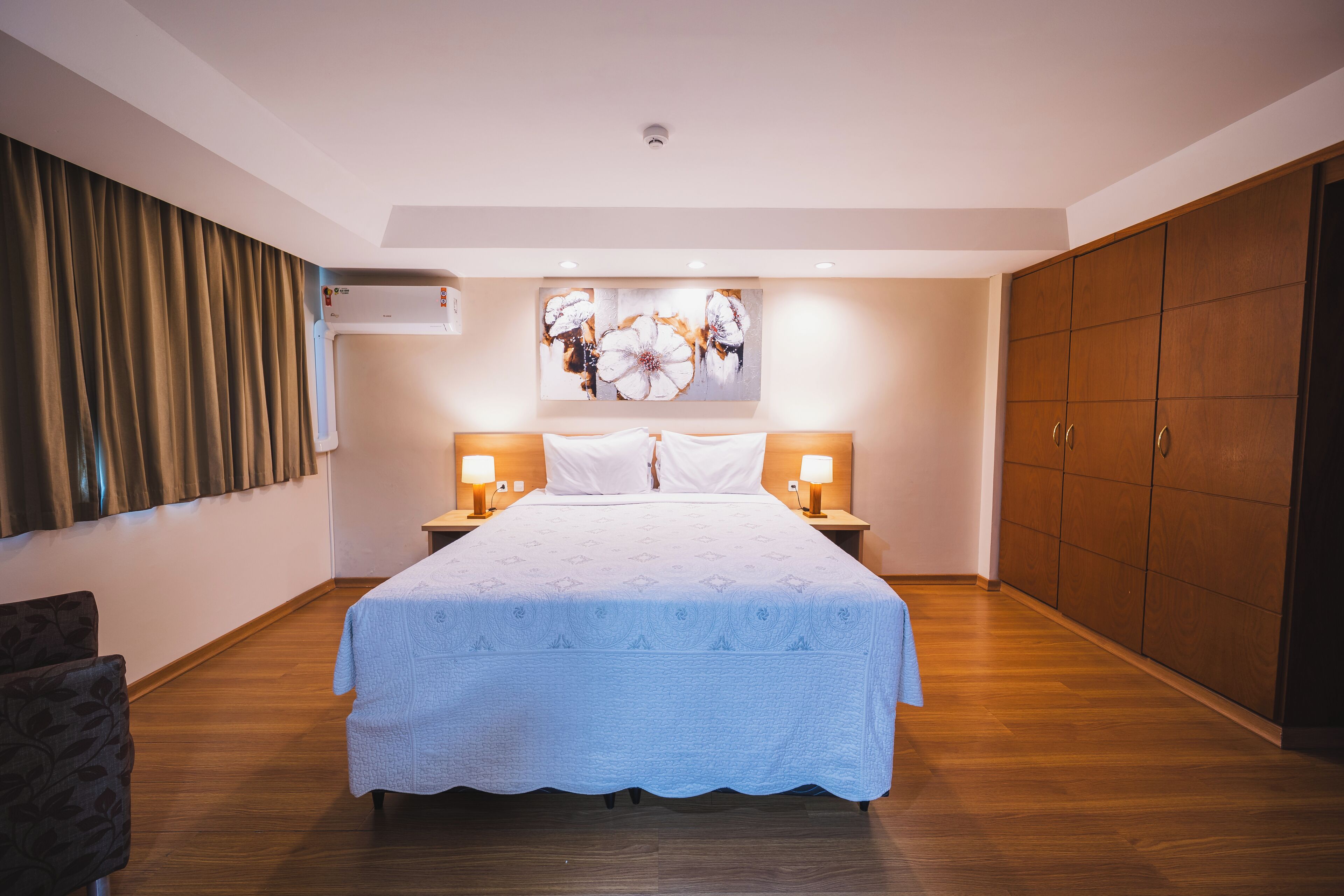 Minibar, caja de seguridad en la habitación y decoración personalizada 