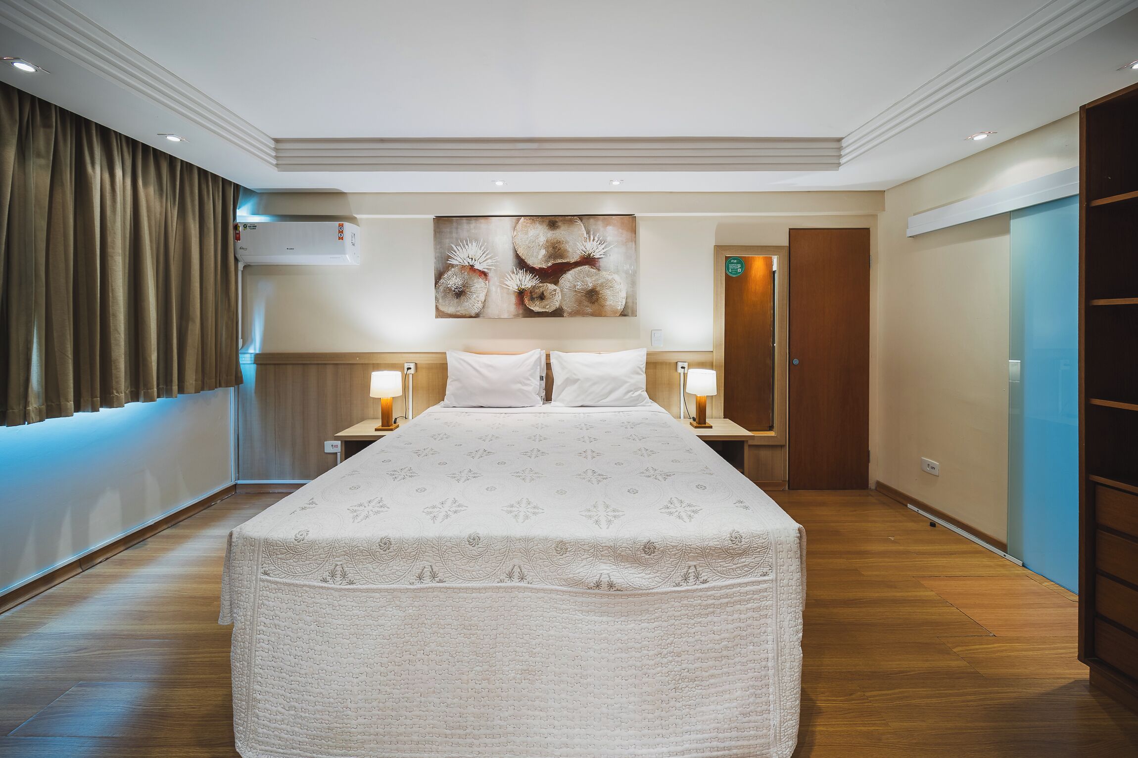Deluxe Studio Suite, 1 Double Bed | Minibar, in-room safe, individually decorated, desk