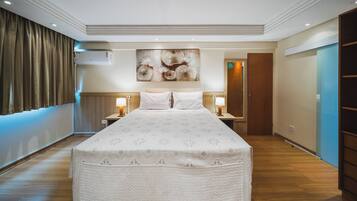 Deluxe-Studiosuite, 1 Doppelbett | Minibar, Zimmersafe, individuell dekoriert, Schreibtisch