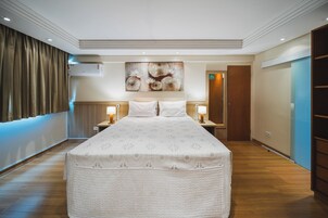 Deluxe Studio Suite, 1 Double Bed | Minibar, in-room safe, desk, blackout curtains