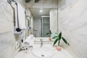 Standard Family | Baño | Regadera, amenidades de baño gratuitas, toallas, papel de baño 