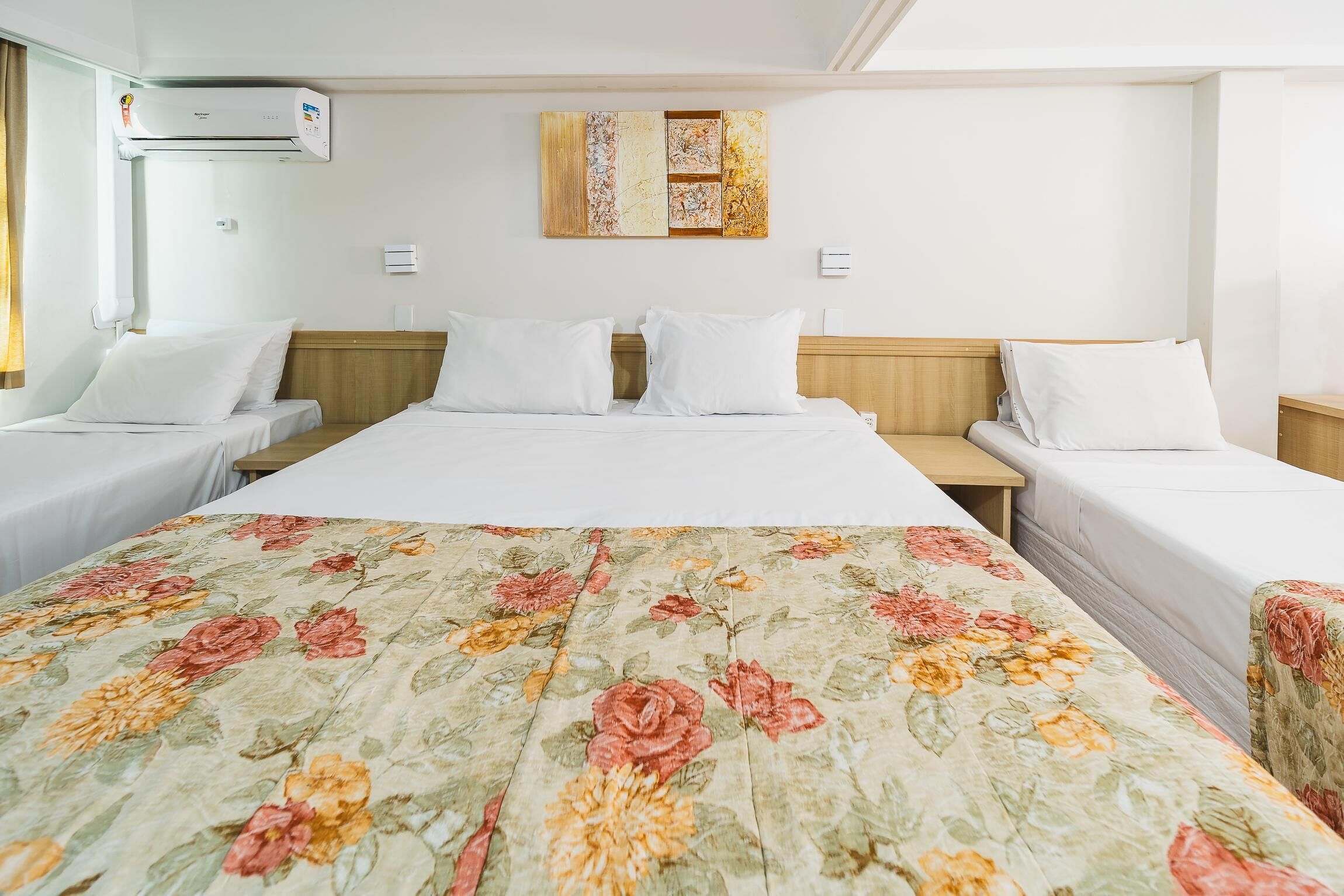 Minibar, caja de seguridad en la habitación y decoración personalizada 