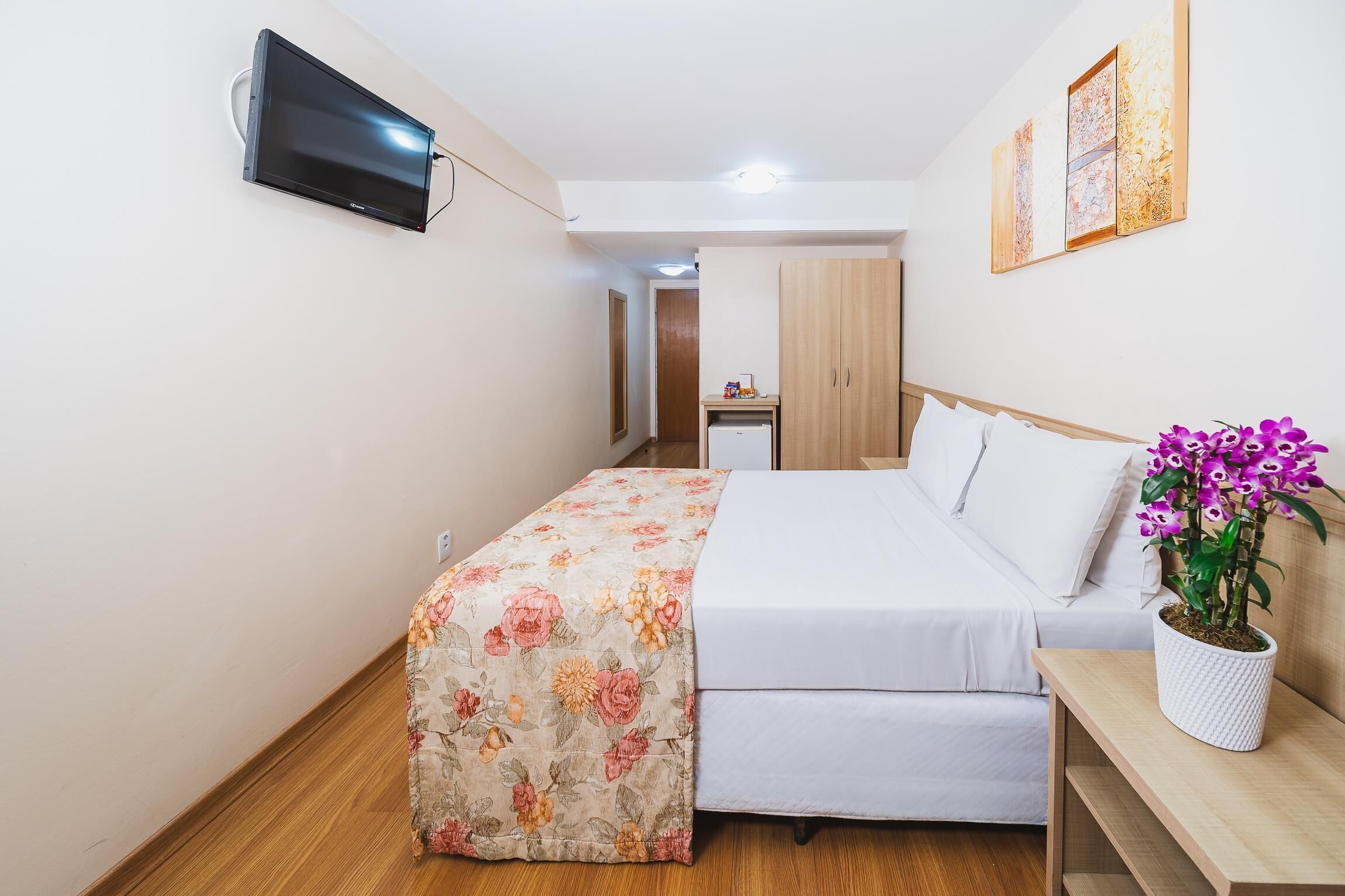 Minibar, caja de seguridad en la habitación y decoración personalizada 