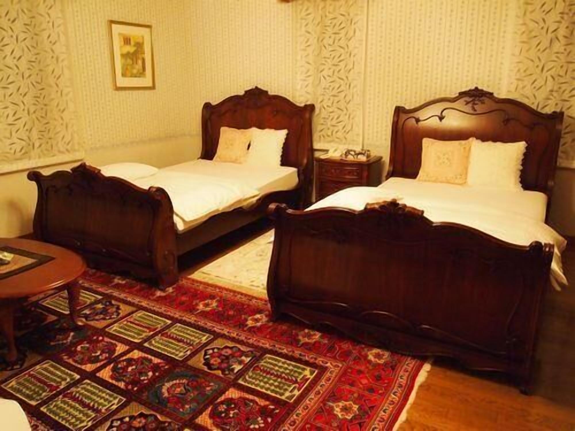 Down duvets, individually decorated, individually furnished, desk