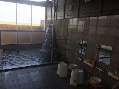 Indoor spa tub. Petit Hotel Corinthian
