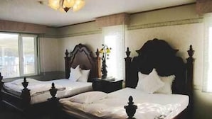 A hotel room with two beds, a chandelier, and a large window. - Petit Hotel Corinthian (Rebun)