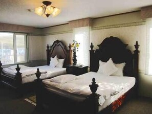 Habitación, para no fumadores | Edredón, decoración personalizada, muebles diferentes y escritorio