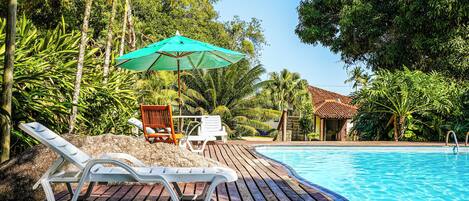 室外游泳池,池畔遮阳伞,日光浴躺椅