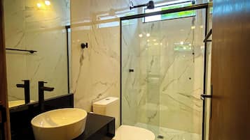 Deluxe Quadruple Room (Bromélias) | Bathroom | Separate tub and shower, jetted tub, hair dryer, towels