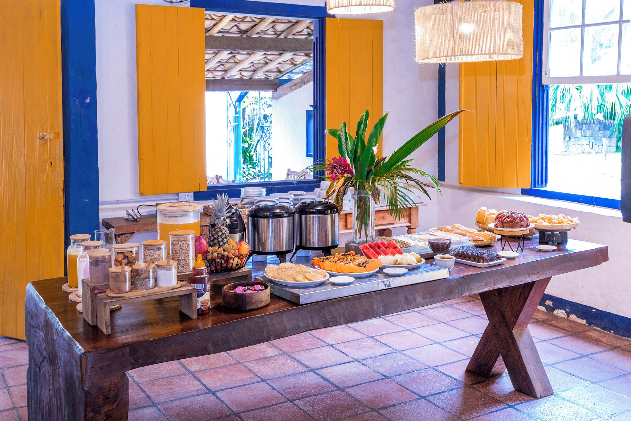 Una mesa de buffet con diferentes alimentos y salsas.