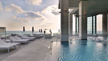 Una piscina al aire libre, cabañas de piscina gratuitas, sombrillas