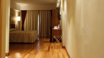 Superior-Dreibettzimmer, Balkon | Minibar, Zimmersafe, Schreibtisch, schallisolierte Zimmer