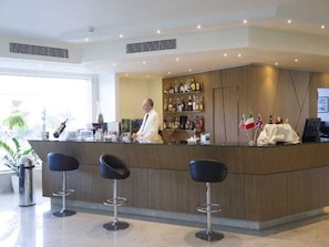 2 bares/lounges, bar ao lado da piscina