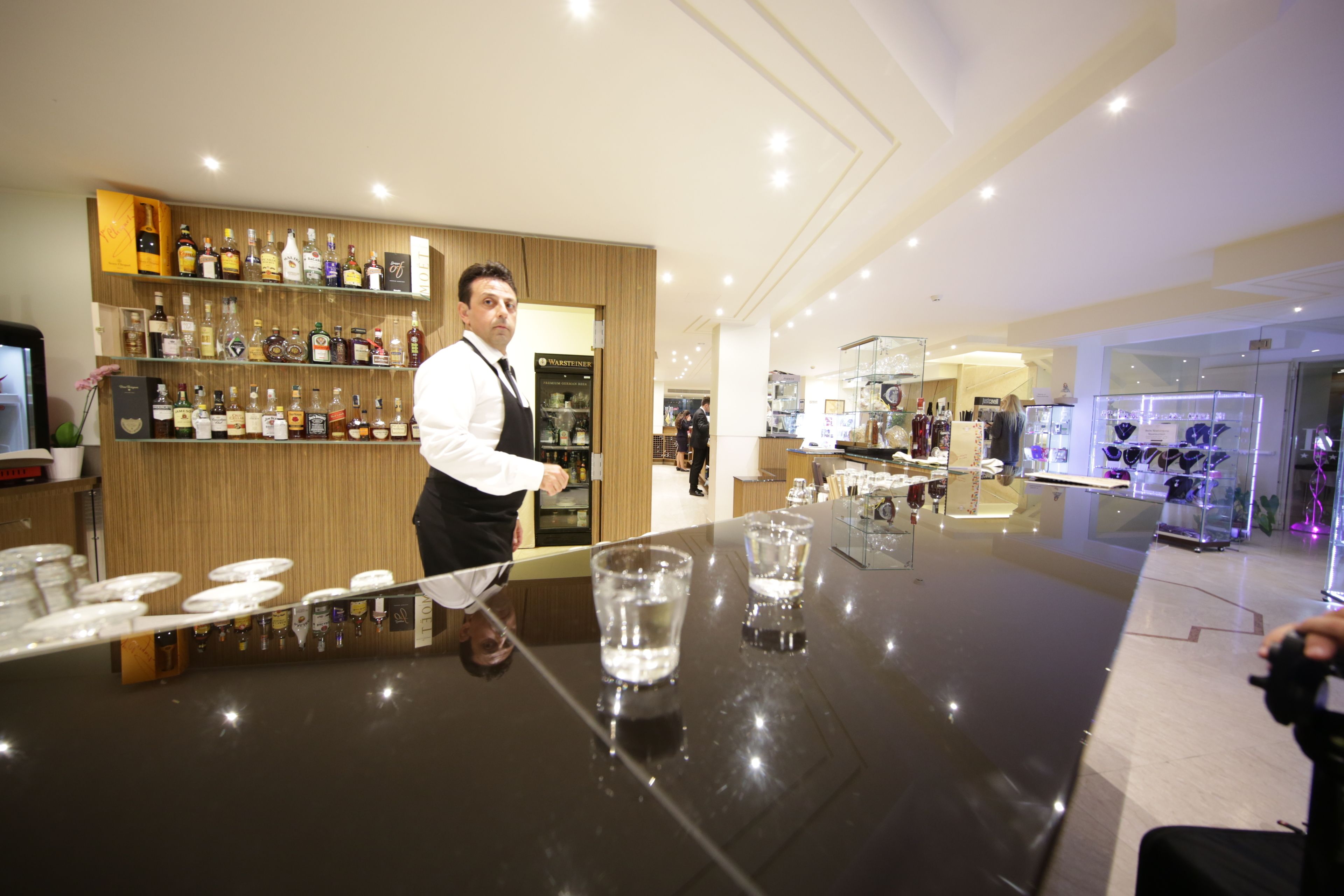 2 bars/lounges, poolside bar