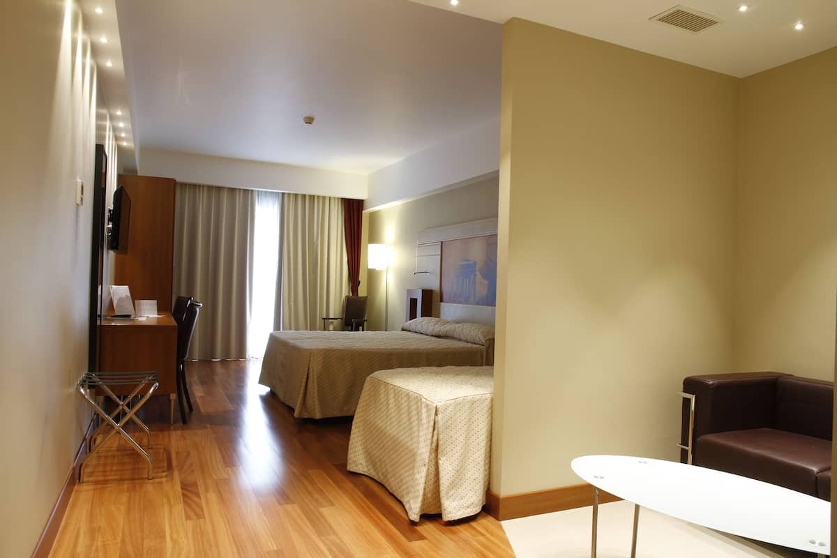 superior triple room, balcony | minibar, in-room safe, desk, soundproofing