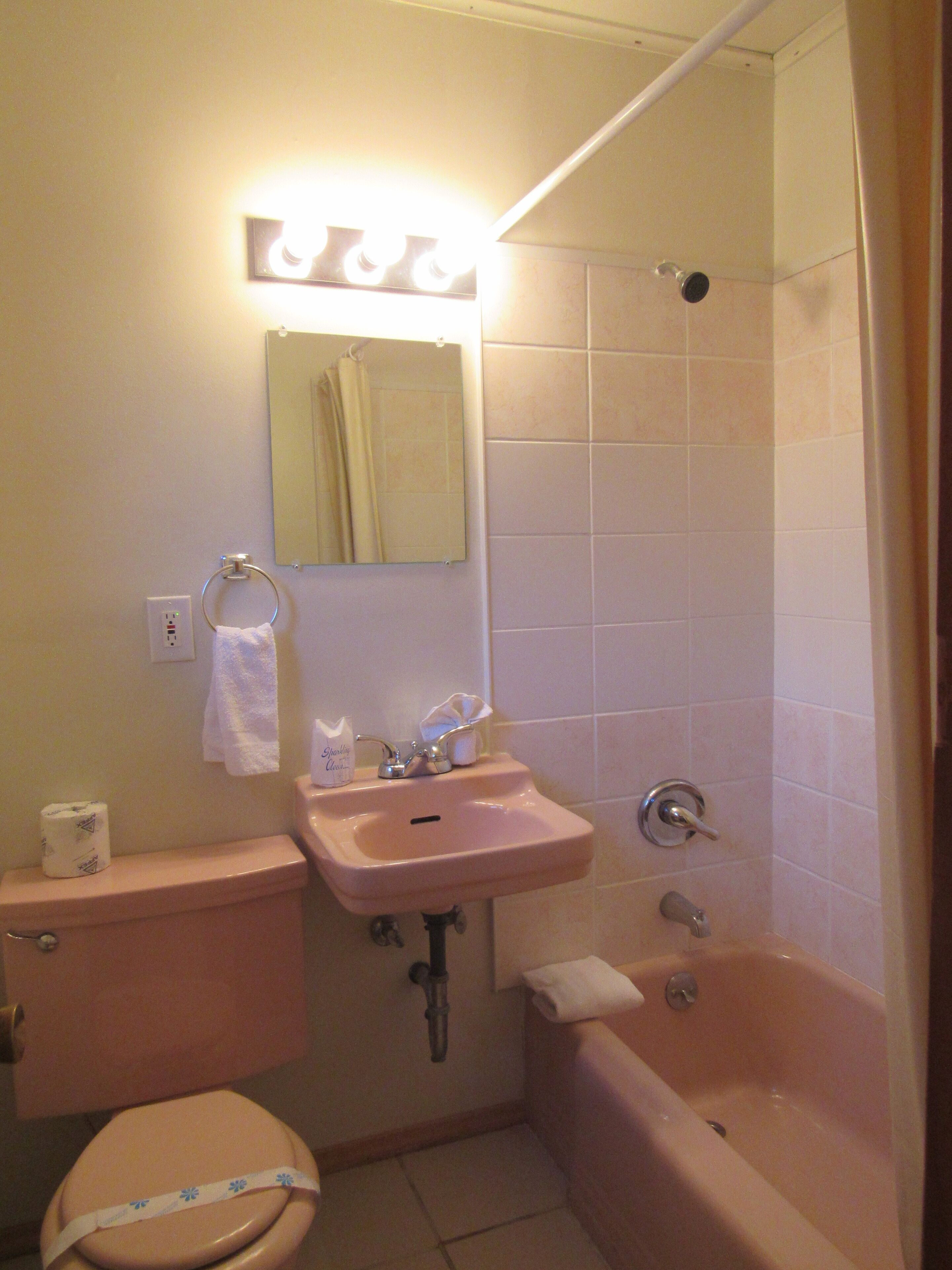 Un baño con inodoro, lavamanos y bañera.