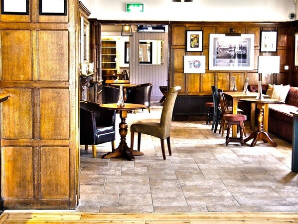 Bar (on property) - The Station Hotel (Ipswich)