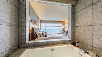 Habitación Premium con 2 camas individuales, para no fumadores, vista al lago (Luxury, 42sqm) | Baño | Tina con regadera, secadora de cabello, bidet electrónico, toallas