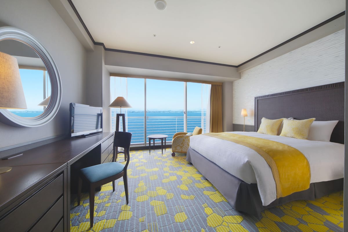 Deluxe Double Room [Non-Smoking] - Lake View (30sqm) | In-room safe, desk, blackout drapes, iron/ironing board (on request)