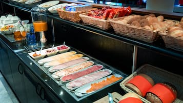 Bữa sáng buffet hàng ngày (18.25 EUR/mỗi người)