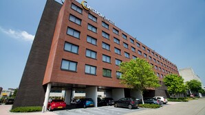 Un hotel de varios pisos con un letrero llamativo en la parte superior.
