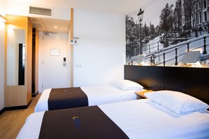 Deluxe Room, 2 Twin Beds | In-room safe, desk, iron/ironing board, free cribs/infant beds - Bastion Hotel Amsterdam Airport (Hoofddorp)